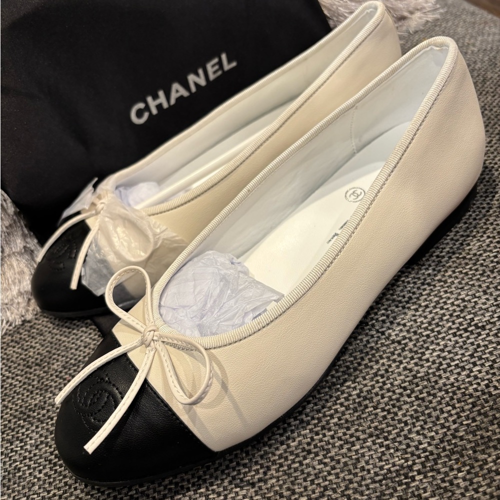CHANEL Women's Black and Cream Ballet Flats